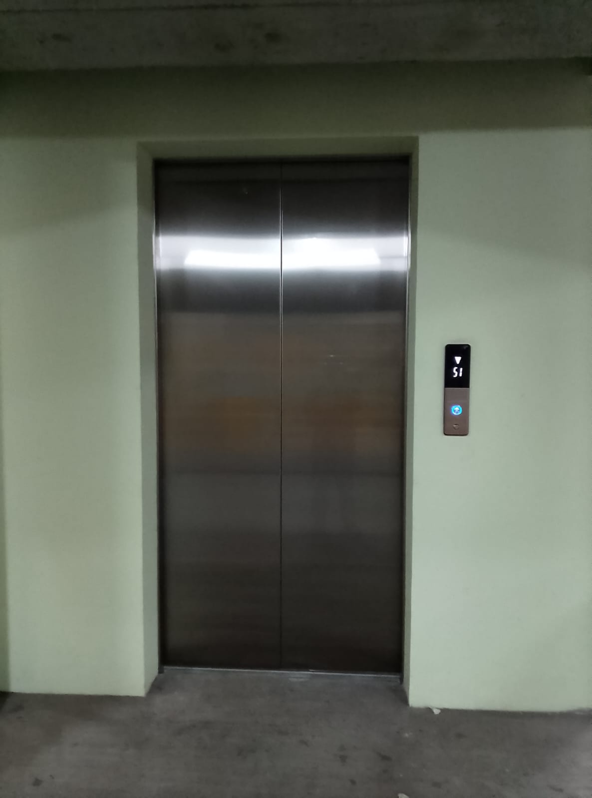 Elevador en sótano de parqueo